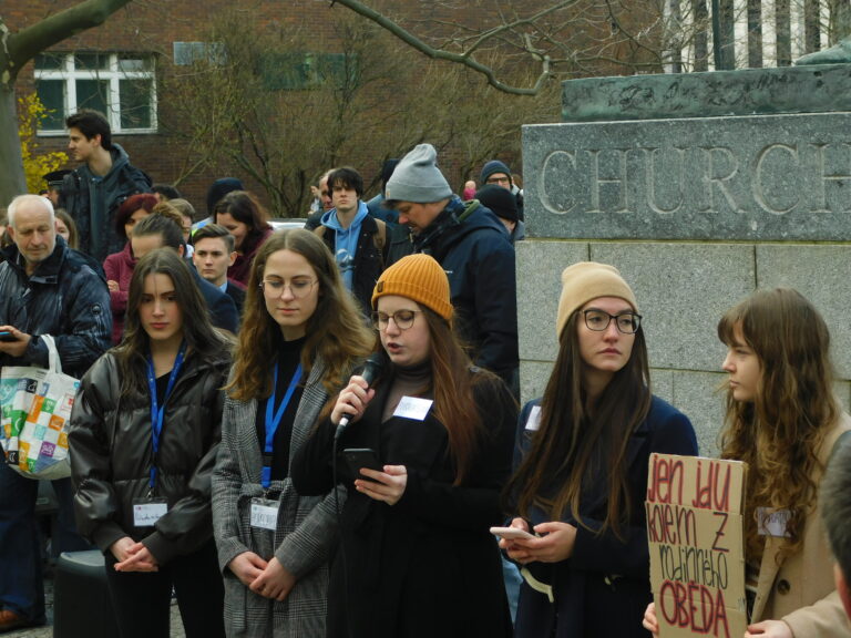 Přečtete si více ze článku Studenti VŠE protestovali proti Ševčíkovi, dorazili ale i jeho zastánci