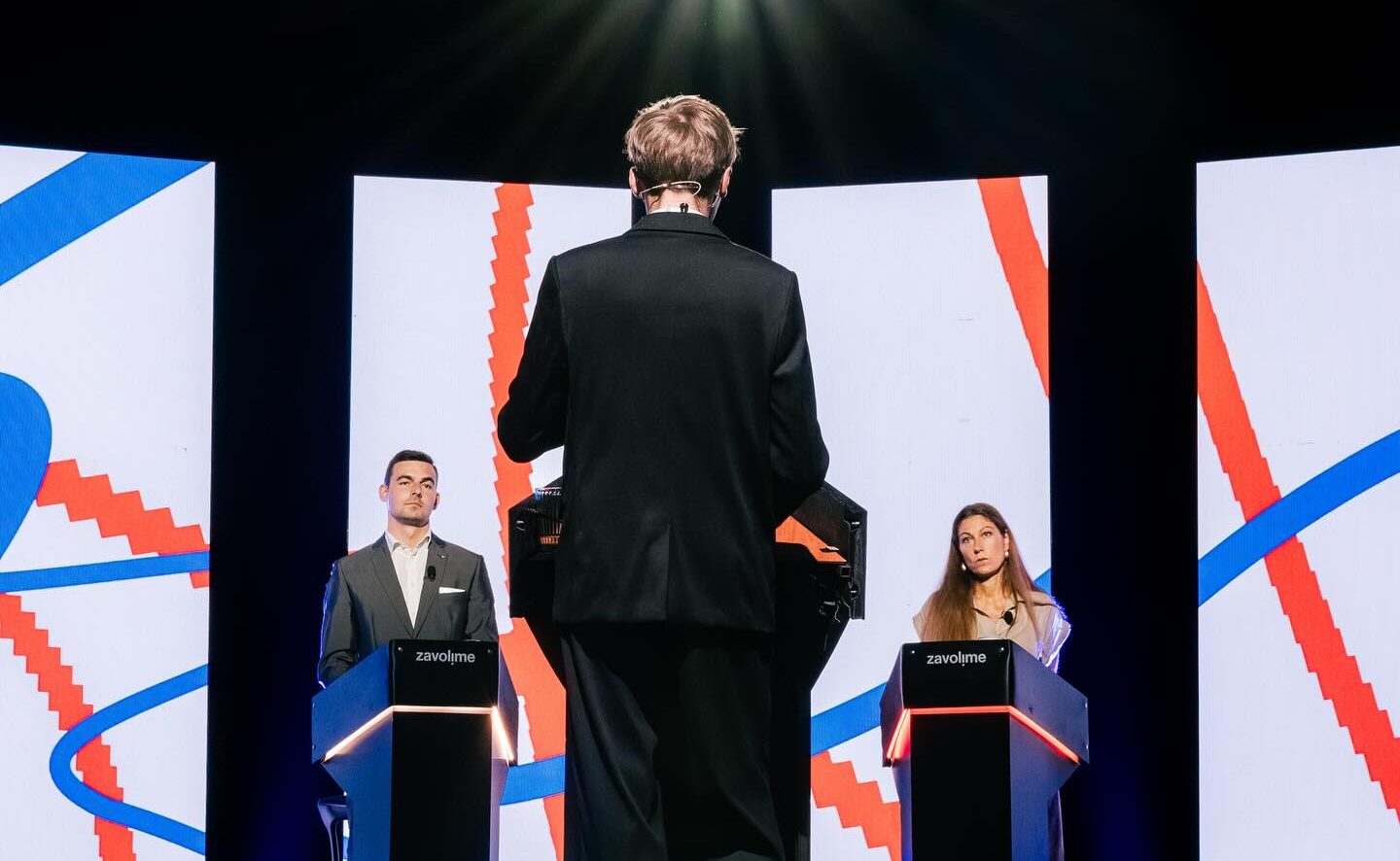 Přečtete si více ze článku Debata Zavolíme! : Zákazy telefonů na školách, dostupné bydlení a volební právo od 16 let