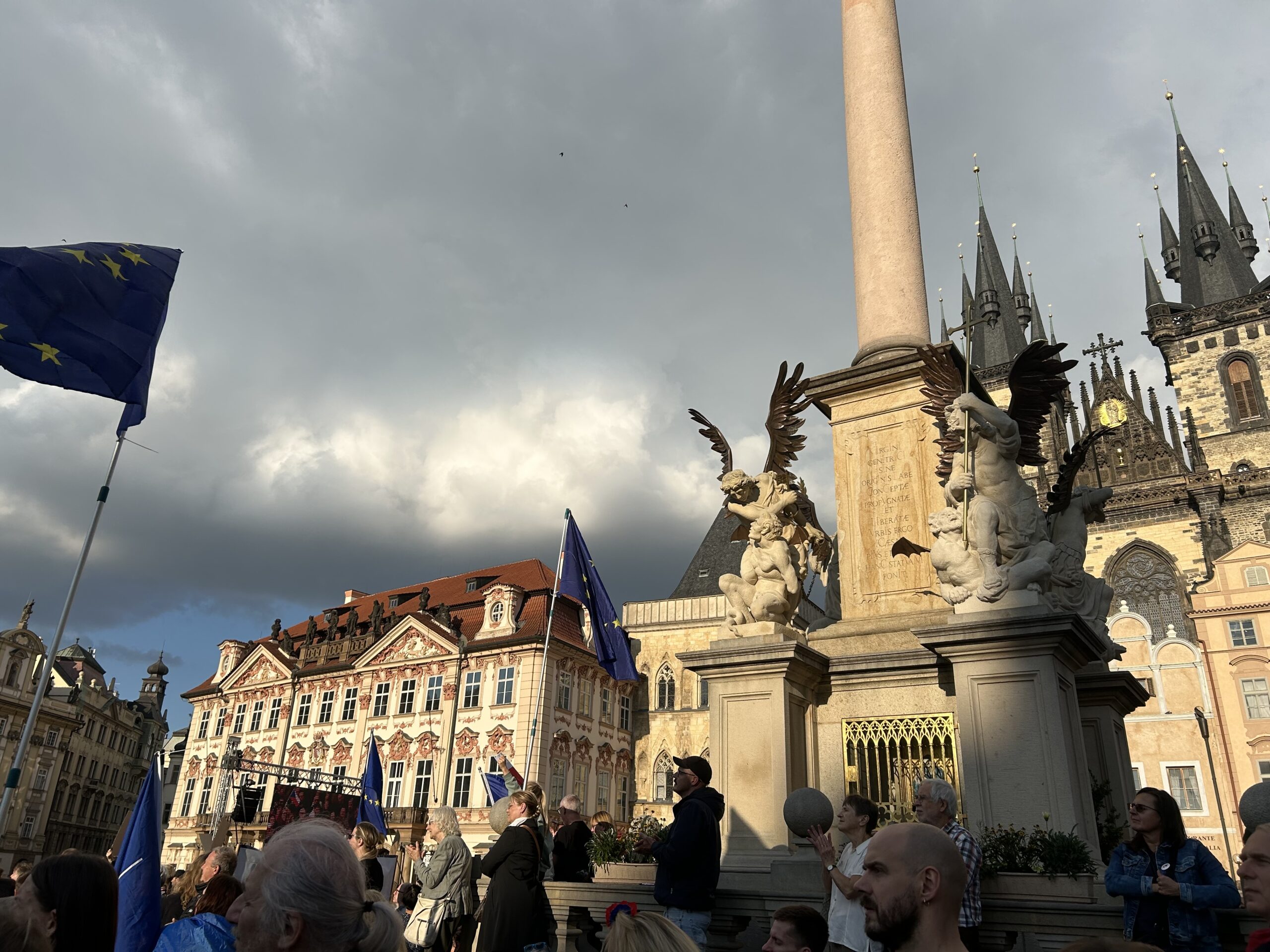 Přečtete si více ze článku Reportáž: Staroměstské náměstí zaplnili demonstrující