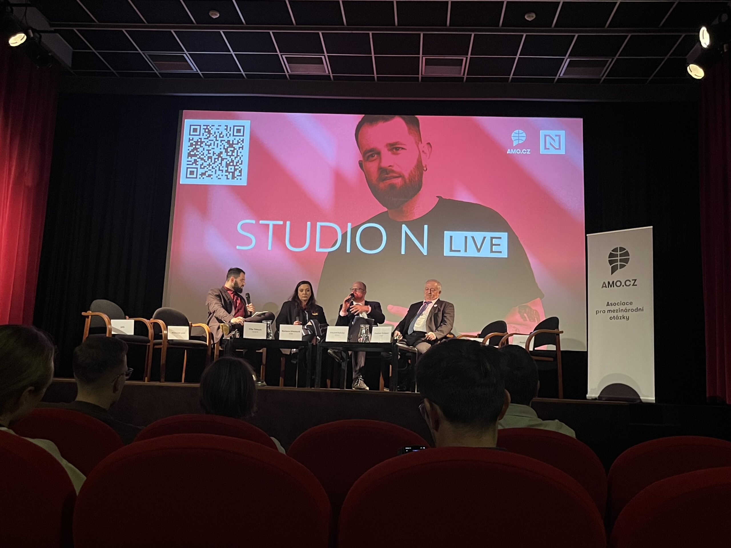 Přečtete si více ze článku Kam zamíří česká zahraniční politika po volbách? Debata Deníku N a AMO