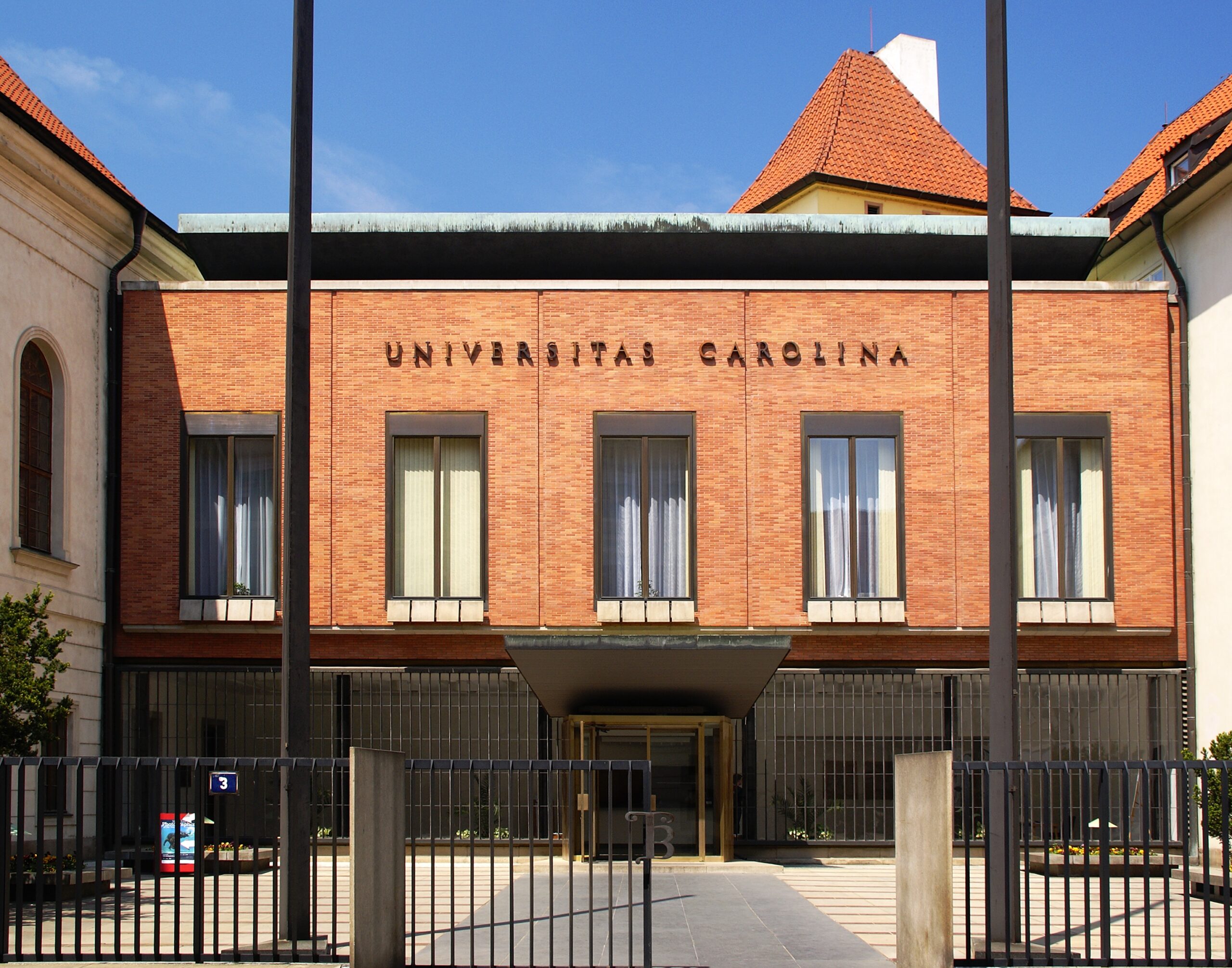 Přečtete si více ze článku Králíčkovou dohnaly kauzy, funkci rektorky neobhájila. Univerzitu Karlovu povede analytický chemik Zima