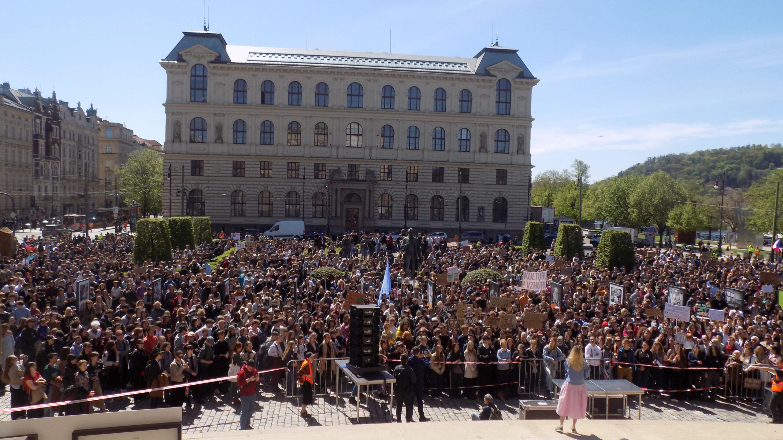 Přečtete si více ze článku „Nebojte se, stojíme za vámi.“ Studenti podpořili v ulicích redaktory ČT a Rozhlasu