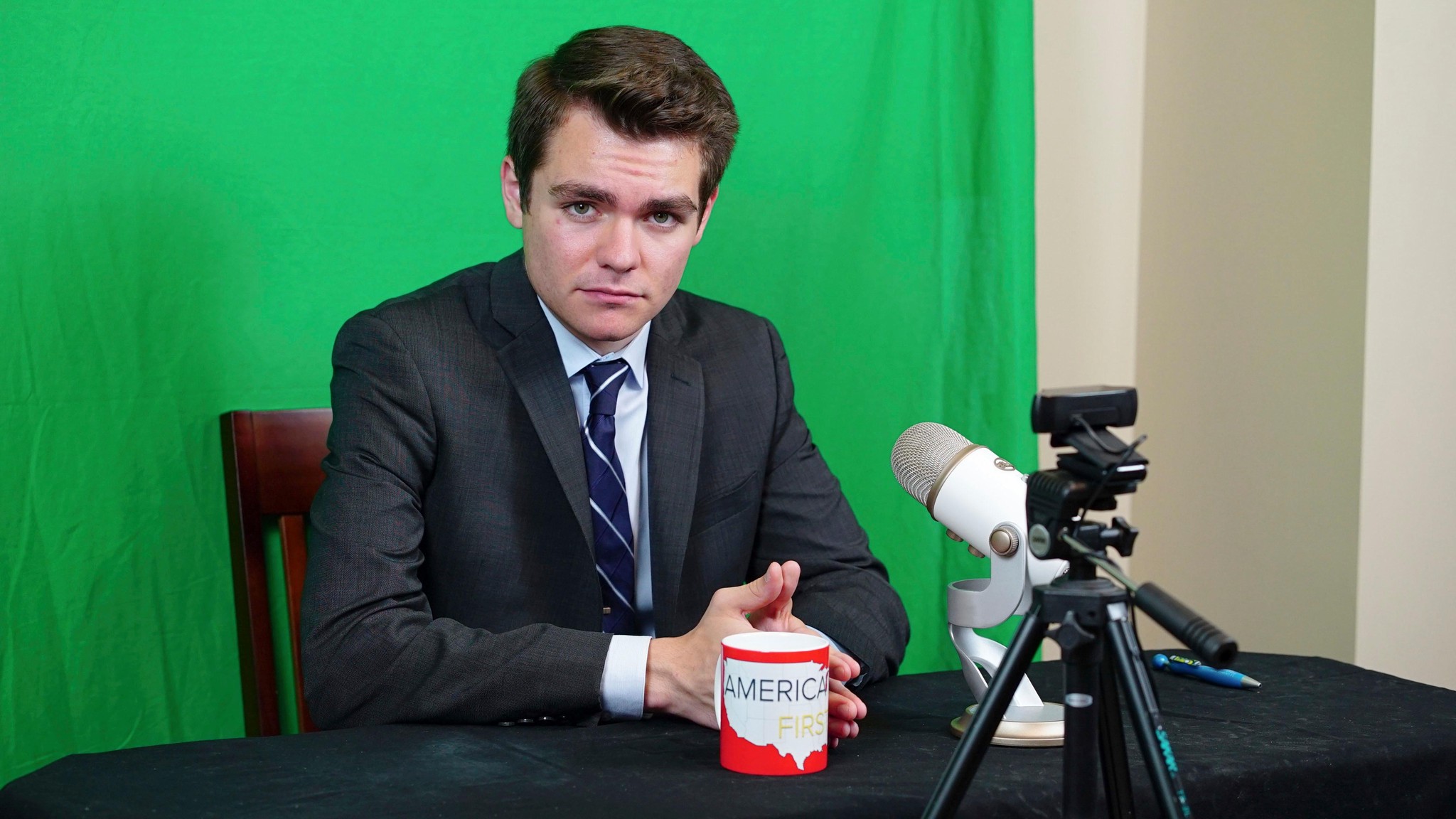 Přečtete si více ze článku Architekt digitálního hněvu: Myšlení, rétorika a děsivá popularita Nicka Fuentese v éře podcastů