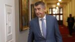 Komentář: Finanční vodítko pro Kavčí hory. Vláda vyměnila nezávislost ČT a ČRo za levné předvolební body